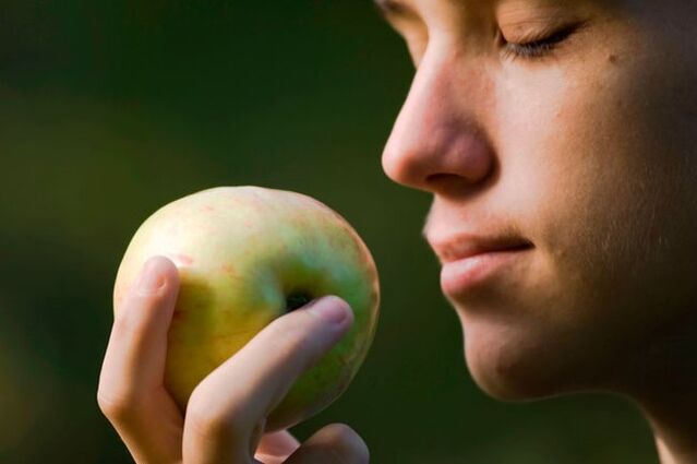Sentir une pomme, une banane ou une menthe